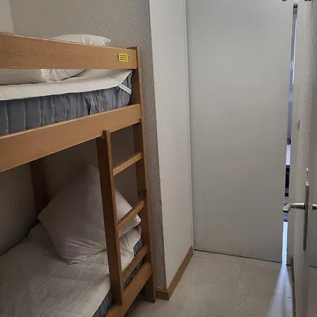 4 Personnes Aux Pieds Parking Couvert