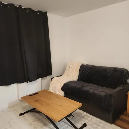 4 Personnes Aux Pieds Parking Couvert