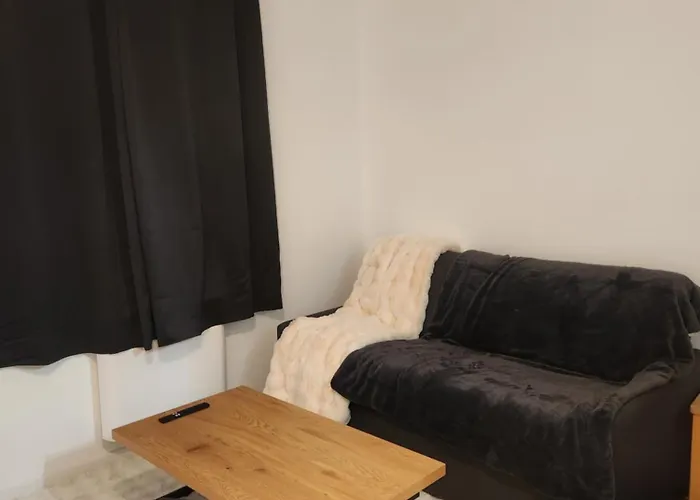 4 Personnes Aux Pieds Parking Couvert